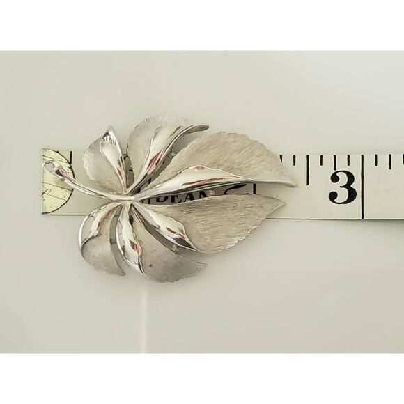 Vintage Mid-Century Crown Trifari Leaf Brooch - Picture 4 of 5